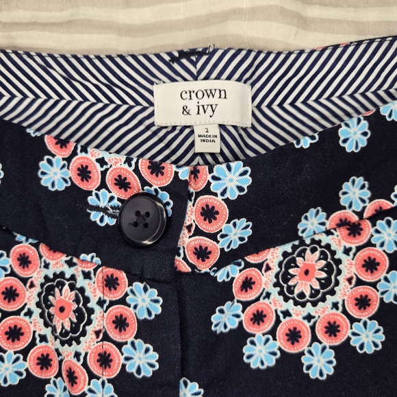 Crown & Ivy shorts SIZE 2 Womens preppy medallion navy like new - Picture 2 of 5